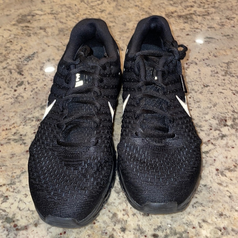 Woman’s Airmax 2017 size 7 1/2